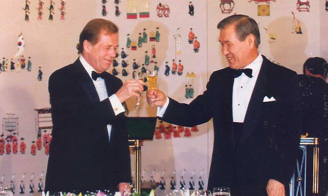 1992년 4월 방한한 바츨라프 하벨 체코 대통령(왼쪽)이 청와대에서 열린 환영 만찬 도중 노태우 대통령과 건배하고 있다. 하벨은 임기 중 한국·체코 수교를 이뤄낸 데 이어 퇴임 이후인 2004년에는 서울평화상을 받는 등 한국과 인연이 깊다. 세계일보 자료사진