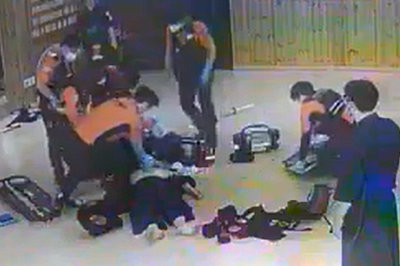 검도장에서 대련하다 심정지 상태에 빠진 40대 남성에게 119구급대원들이 심폐소생술을 시도하고 있다. 전북소방본부 제공