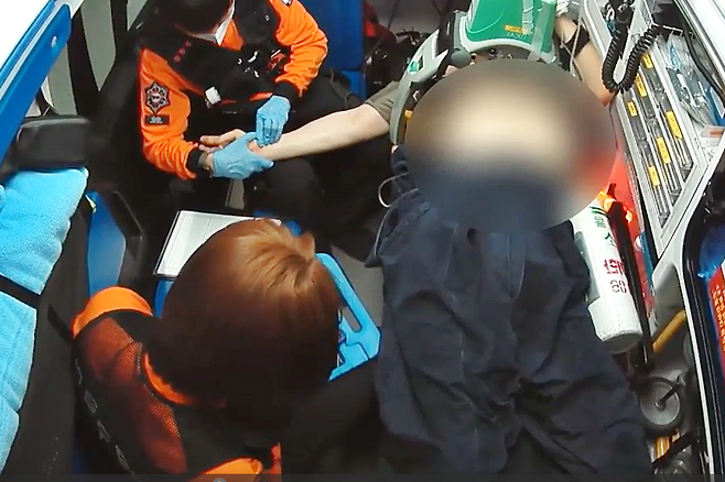 119 구급대원들이 심폐소생술로 소생한 환자의 상태를 살피며 병원으로 이송하고 있다. 전북소방본부 제공