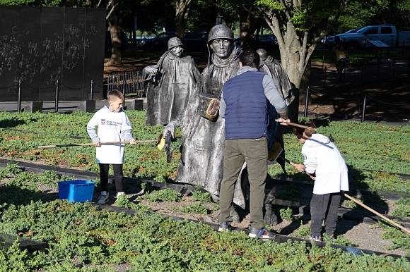 피트 헤그세스 미국 국방장관이 지난 24일(현지시간) 워싱턴DC 한국전쟁 참전 기념공원에서 자녀들과 함께 막대솔을 들고 판초 우의를 입은 미군 병사의 청동 조각상을 청소하고 있다. 이날 헤그세스 장관은 50여명의 자원봉사자와 함께 청소 작업을 했다. 국방장관이 직접 전쟁 기념물을 청소한 것은 미국은 물론 해외에서도 전례가 없는 일이다. 미 국방부 제공