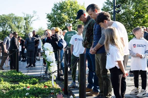 한국전쟁 전사자 추모하는 美국방 - 피트 헤그세스(오른쪽 세 번째) 미국 국방장관이 지난 24일(현지시간) 워싱턴DC 한국전쟁 참전 기념공원에서 조형물 청소를 위해 방문한 자원봉사자들과 함께 전사자들을 추모하고 있다. 헤그세스 장관은 “이번 행사는 단순한 청소가 아니라 한국전쟁과 여러 분쟁에서 목숨을 바친 미국인의 희생을 교육하는 기회”라고 말했다. 미 국방부 제공