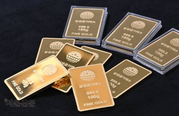 원달러 환율이 1360원대로 떨어져 7개월여 만에 최저치를 기록하는 등 달러 약세가 지속되자 달러 대신 금을 기반으로 하는 스테이블코인이 주목받고 있다. 사진은 26일 서울 종로구 삼성금거래소에 골드바가 진열돼 있는 모습. 홍윤기 기자
