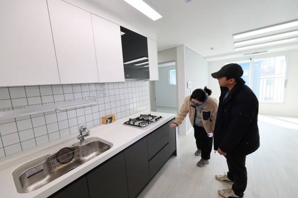 인천형 주거 정책인 ‘천원주택’ 신청 접수가 시작된 지난 3월 6일 미추홀구 도화동 천원주택에서 예비 입주자들이 시설을 둘러보고 있다. 천원주택은 유정복 인천시장이 2022년 7월 취임한 이후 내놓은 ‘아이(i)시리즈’ 중 하나인 i집드림 정책으로 전국적으로 화제가 되고 있다. 연합뉴스