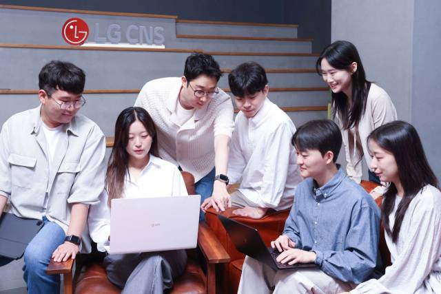 LG CNS AI센터 소속 직원들이 회의를 하고 있다. 사진 제공=LG CNS