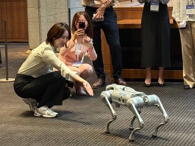 서울 중구 신라호텔에서 27일 열린 '서울포럼 2025'에서 한 관객이 유니트리 GO2 로봇과 교감하고 있다. 천민아 기자