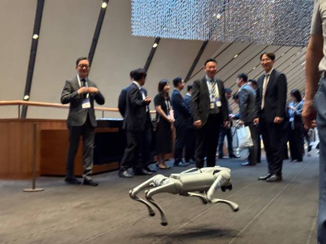 27일 '서울포럼 2025'가 열린 서울 중구 신라호텔에서 유니트리 GO2 로봇이 뛰어다니고 있다. 천민아 기자