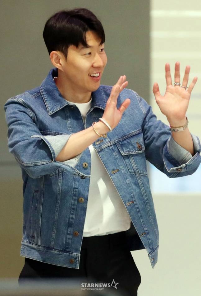 토트넘 홋스퍼 손흥민이 프리미어리그 일정을 마치고 27일 오후 인천국제공항을 통해 입국하고 있다. /사진=임성균 기자