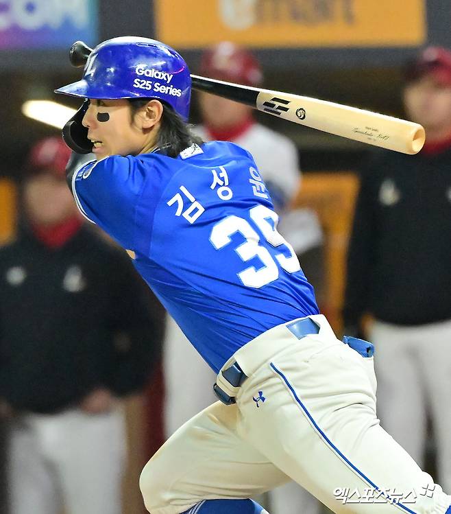 삼성 라이온즈 김성윤이 경기에 출전해 타격하고 있다. 엑스포츠뉴스 DB