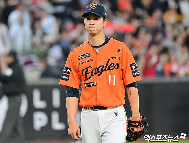 25일 오후 대전 한화생명 볼파크에서 열린 '2025 신한 SOL Bank KBO리그' KT 위즈와 한화 이글스의 경기, 2회초 수비를 마친 한화 선발투수 엄상백이 더그아웃으로 향하고 있다. 엑스포츠뉴스DB