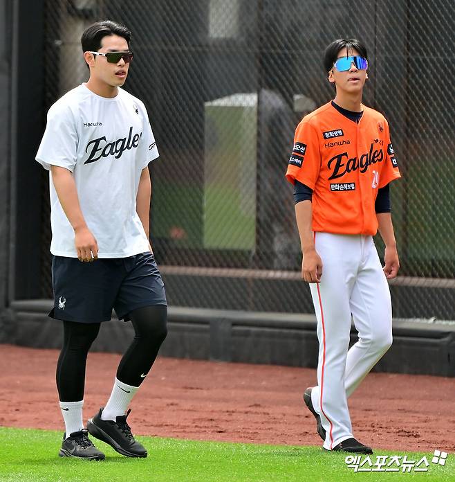 18일 오후 대전 한화생명 볼파크에서 열리는 '2025 신한 SOL Bank KBO리그' SSG 랜더스와 한화 이글스의 경기, 한화 문동주와 황준서가 훈련에 임하고 있다. 엑스포츠뉴스DB