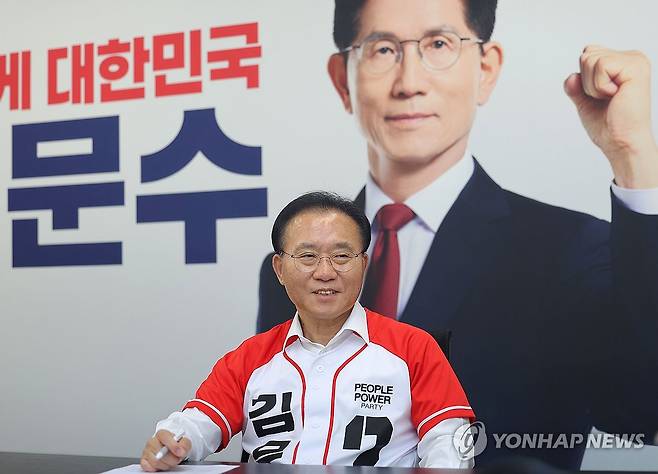 인터뷰 중 미소 짓는 국민의힘 윤재옥 총괄본부장 (서울=연합뉴스) 류영석 기자 = 국민의힘 윤재옥 총괄선대본부장이 서울 여의도 국민의힘 당사에서 연합뉴스와 인터뷰를 하고 있다. 2025.5.27 ondol@yna.co.kr