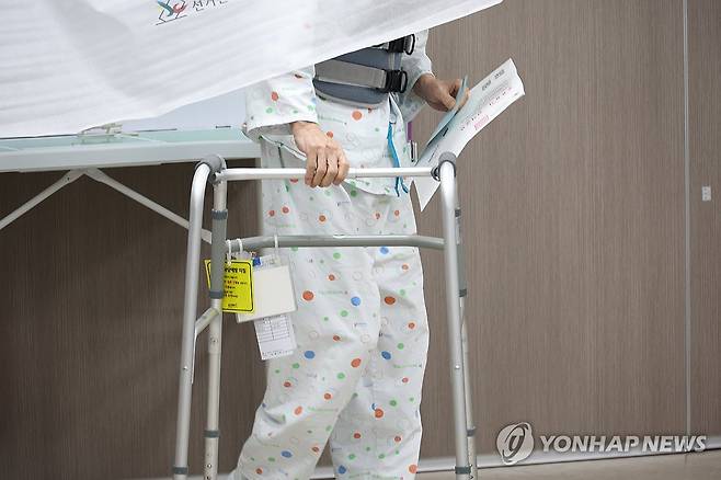'거동 불편해도 소중한 한표 행사' (대구=연합뉴스) 박세진 기자 = 27일 대구 중구 재활전문치료 의료기관인 남산병원에서 제21대 대통령선거 거소투표가 진행되고 있다. 2025.5.27 psjpsj@yna.co.kr