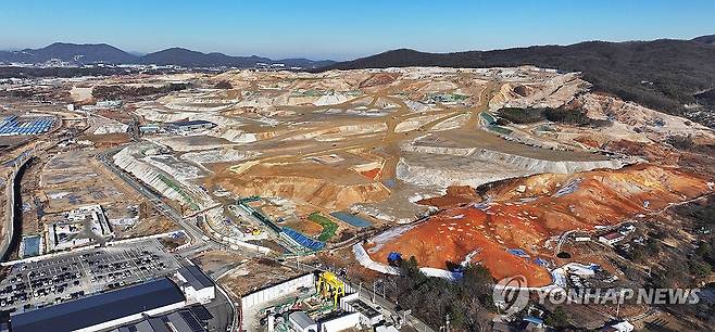 622조 투입 반도체클러스터 정부 총력지원 (용인=연합뉴스) 홍기원 기자 = 오는 2047년까지 삼성전자와 SK하이닉스 등 민간 기업이 622조원을 투입하는 경기도 남부 일대 '반도체 메가 클러스터' 구축에 정부가 지원을 강화한다.
정부는 세계 최대 반도체 메가 클러스터 건설로 650조원 생산 유발 효과가 있을 것으로 보고, 인프라·투자 환경 조성, 반도체 생태계 강화, 초격차 기술 및 인재 확보 등을 발 벗고 지원한다.
사진은 15일 오후 공사가 진행 중인 경기도 용인시 처인구 원삼면 용인반도체클러스터 부지 모습. 2024.1.15 xanadu@yna.co.kr