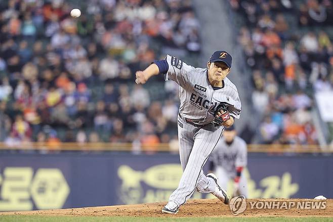 한화 선발투수 문동주 (서울=연합뉴스) 서대연 기자 = 27일 서울 잠실야구장에서 열린 프로야구 2025 신한 SOL 뱅크 KBO리그 한화 이글스와 LG 트윈스의 경기.
1회말 한화 선발투수 문동주가 역투하고 있다. 2025.3.27 dwise@yna.co.kr