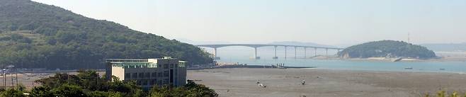 ▲ 1999년부터 지금까지 개발광풍이 몰아친 인천시 중구 무의도가 잠진도 사이 연륙교로 육지와 연결됐다. /인천일보DB