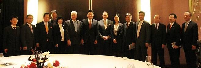 ▲ 2011년 5월 송영길 시장단은 아랍에미리트와 카타르 등지를 방문해 캠핀스키 호텔 레또 회장을 만나 투자의지를 확인하고 있다./인천일보DB