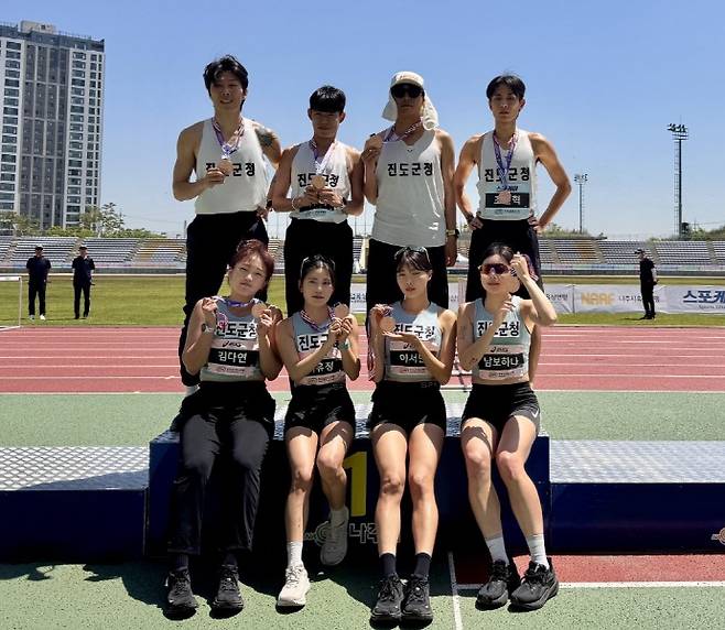 메달을 획득한 진도군청 육상팀이 기념사진을 촬영하고 있다. /전라남도체육회 제공