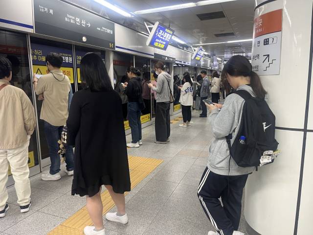 28일 오전 7시 부산 연제구 연산동 부산도시철도 1호선 연산역은 시내버스가 파업하자 지하철을 타고 출근하려는 시민들로 붐볐다. 양보원 기자