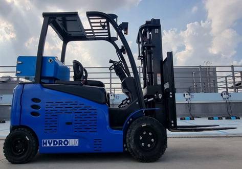 하이드로럭스가 개발한 모듈형 수소저장시스템(왼쪽)과 저장 합금 적용 HL-1.85 수소연료 전지 지게차./하이드로럭스/