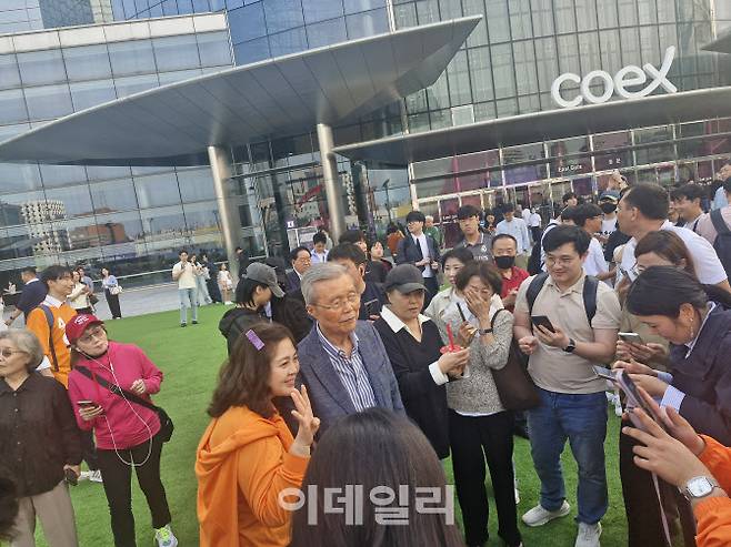 김종인 전 국민의힘 비상대책위원장이 서울 강남구 코엑스 앞 이준석 개혁신당 후보 유세장을 찾아 이 후보 지지자와 사진을 찍고 있다.(사진=박종화 기자)