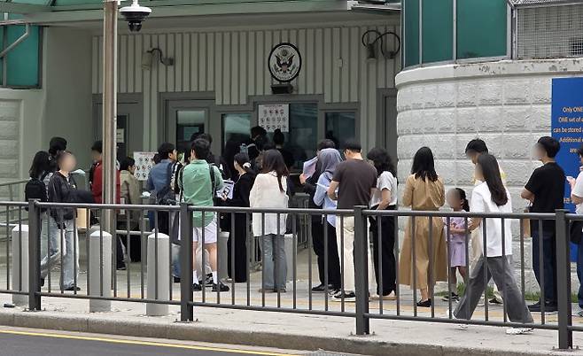 23일 서울 종로구 주한 미국대사관 앞에서 미국 비자를 발급받으려는 사람들이 줄을 서 있다. (사진=연합뉴스)