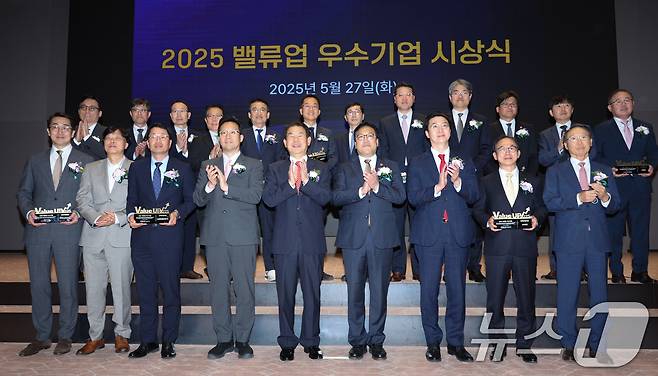 김병환 금융위원장(앞줄 왼쪽 여섯 번째)이 27일 오후 서울 여의도 한국거래소에서 열린 밸류업 우수기업 시상식에서 참석자 및 수상자들과 기념 촬영을 하고 있다. 한국거래소는 기업가치 제고계획(밸류업) 1년을 맞아 HD현대일렉트릭과 KB금융지주 등 10개사를 우수기업으로 선정했다. 2025.5.27./뉴스1 2025.5.27/뉴스1 ⓒ News1 신웅수 기자