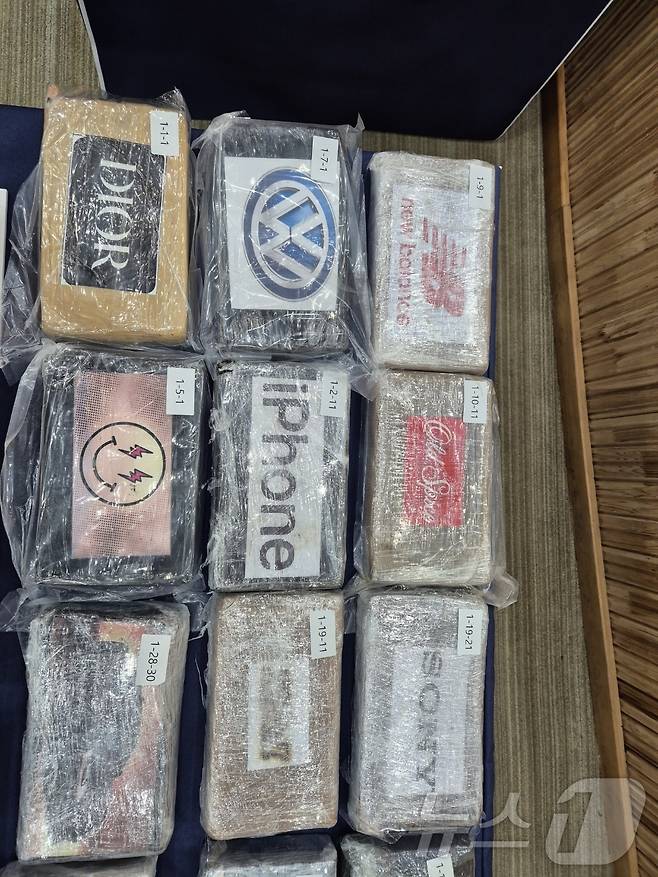 28일 강원도 동해시 동해지방해양경찰청에서 열린 정부합동 수사본부 마약수사 결과 발표 브리핑에서 지난 4월 강릉 옥계항에서 적발된 코카인 블럭 1690개를 비롯한 증거품이 공개되고 있다. 적발된 코카인은 가로 10㎝, 세로 6㎝, 높이 1.7㎝ 크기의 4각 블록 형태의 코카인 1690개다. 수 십번 감싼 비닐 포장지를 제거한 무게는 개당 1㎏로, 순수 코카인의 총 무게는 1690㎏(포장지 포함 1988.67㎏)로 최종 확인됐다. 이는 대한민국 전체 인구 수를 넘는 약 5700만명이 한꺼번에 투약할 수 있는 양이다. 2025.5.28/뉴스1 ⓒ News1 윤왕근 기자