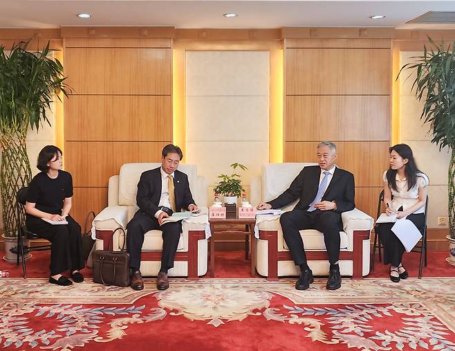 최장혁 개인정보보호위원회 부위원장(왼쪽)과 왕징타오 중국 인터넷 판공실 부주임. (개인정보위 제공)