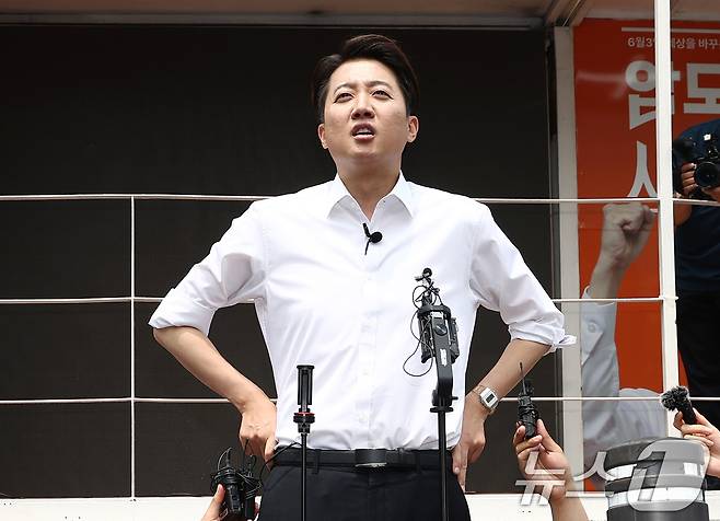 이준석 개혁신당 대통령 후보가 28일 서울 영등포구 여의도공원에서 유세를 마치고 전날 토론회에서 여성의 신체를 묘사하며 젓가락 발언을 한 것과 관련한 취재진 질의에 답변하고 있다. 2025.5.28/뉴스1 ⓒ News1 김민지 기자