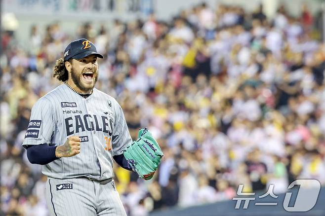 28일 오후 서울 송파구 잠실야구장에서 열린 프로야구 '2025 신한 SOL뱅크 KBO 리그' 한화 이글스와 LG 트윈스의 경기에서 6회말 한화 선발 폰세가 추가실점 위기를 넘기고 이닝을 마무리하며 기뻐하고 있다. ⓒ News1 민경석 기자