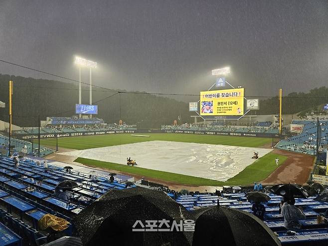 28일 대구삼성라이온즈파크에서 롯데와 삼성이 2025 KBO리그 정규시즌 주중 3연전 두 번째 경기를 치른 가운데, 경기 시작 5분 만에 많은 비가 쏟아지면서 대형 방수포를 설치했다. 대구 | 김동영 기자 raining99@sportsseoul.com
