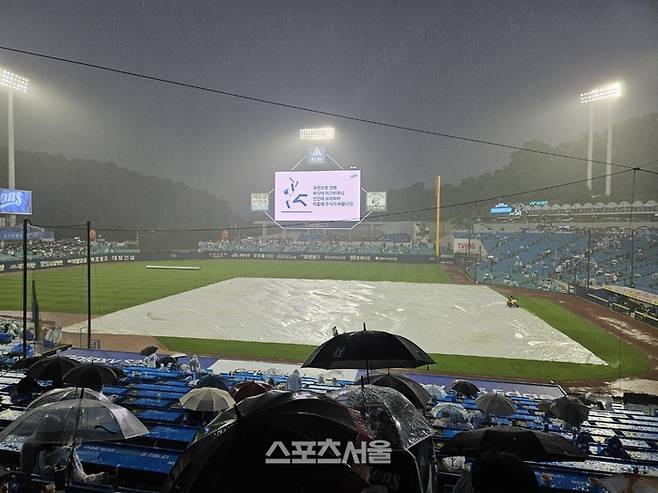 28일 대구삼성라이온즈파크에서 롯데와 삼성이 2025 KBO리그 정규시즌 주중 3연전 두 번째 경기를 치른 가운데, 경기 시작 5분 만에 많은 비가 쏟아지면서 대형 방수포를 설치했다. 대구 | 김동영 기자 raining99@sportsseoul.com