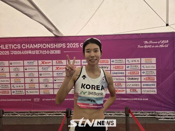 28일 경북 구미시민운동장에서 열린 '2025 구미아시아육상선수권대회' 여자 허들 100m 레이스를 마친 후 인터뷰 중인 류나희(안산시청). 사진┃성대영 기자