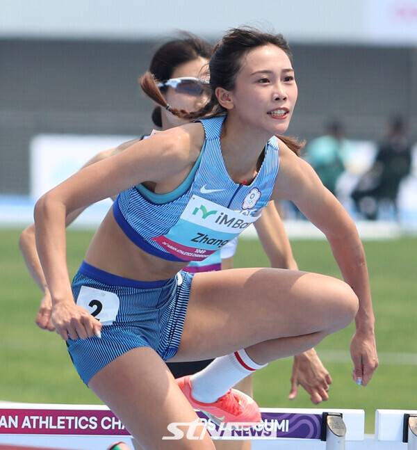 28일 경북 구미시민운동장에서 열린 '2025 구미아시아육상선수권대회' 여자 허들 100m 레이스에서 대만의 장보야가 장애물을 뛰어넘고 있다. 사진┃강명호 기자