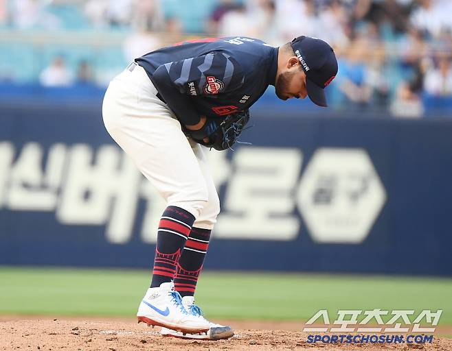27일 대구 라이온즈파크에서 열린 롯데-삼성전. 롯데 선발투수 감보아가 투구 전 독특한 예비 동작을 취하고 있다. 대구=정재근 기자 cjg@sportschosun.com/2025.5.27/
