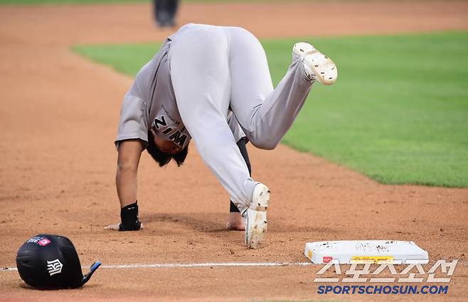김상수 직선타 때 3루 백업 도중 발목 부상을 당한 KT 강백호.
