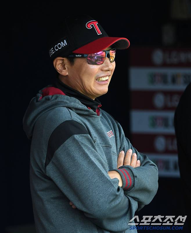 4일 잠실구장에서 열린 LG 트윈스와 SSG 랜더스의 경기. LG 염경엽 감독이 경기를 지켜보고 있다. 잠실=박재만 기자 pjm@sportschosun.com/2025.05.04/