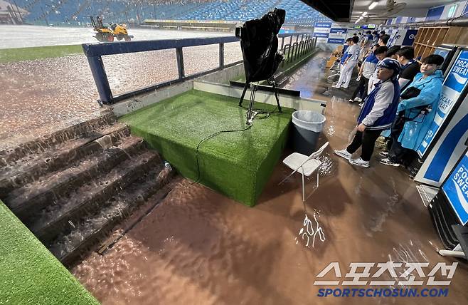 28일 대구 라이온즈파크에서 열린 롯데-삼성전이 1회초 우천으로 중단됐다. 더그아웃이 순식간에 물바다가 됐다. 대구=정재근 기자 cjg@sportschosun.com/2025.5.28/