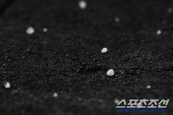 28일 대구 라이온즈파크에서 열린 롯데-삼성전이 1회초 우천으로 중단됐다. 폭우와 함께 우박이 내리고 있다. 대구=정재근 기자 cjg@sportschosun.com/2025.5.28/