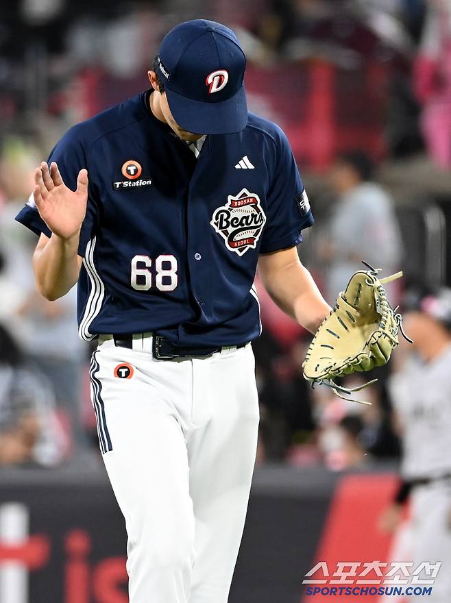 28일 수원KT위즈파크에서 열린 두산과 KT의 경기,5회말 2사 1,3루 두산 최민석이 KT 안현민을 우익수 플라이로 처리하며 이닝을 마친 후 기뻐하고 있다. 수원=허상욱 기자wook@sportschosun.com/2025.05.28/