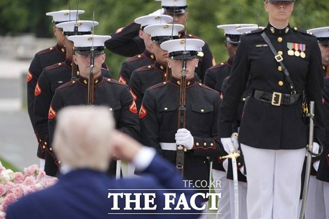 도널드 트럼프 미국 대통령이 26일 버지니아주 알링턴의 알링턴 국립묘지에서 열린 메모리얼 데이 헌화식을 갖고 있다./알링턴=AP.뉴시스