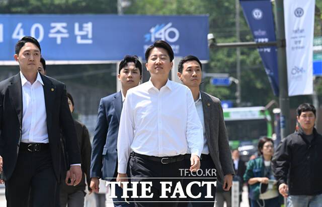 이준석 개혁신당 대선 후보가 연일 유세 현장에서 고강도 네거티브 공세를 이어가고 있다. 정작 정책에 대한 언급은 거의 없어 '정책은 실종됐다'는 비판이 제기된다. /이새롬 기자