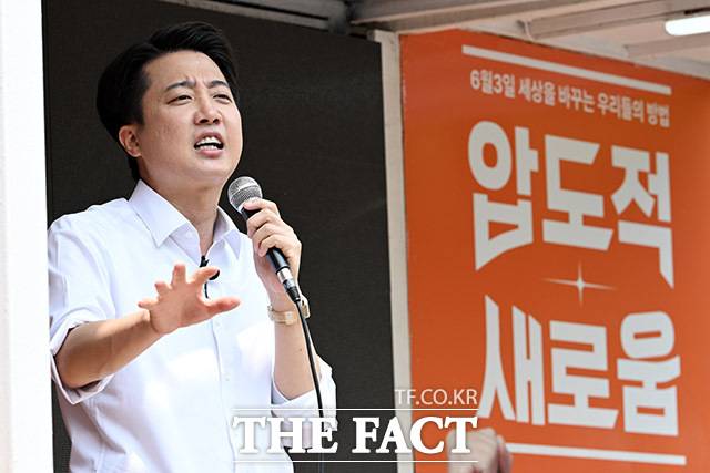 이준석 개혁신당 대선 후보가 28일 오후 서울 영등포구 여의도 공원에서 산책유세를 하며 지지를 호소하고 있다. /남용희 기자