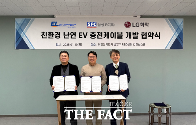 석유화학 업계가 고부가 제품(스페셜티)를 통해 전기차와 배터리 부품 등 미래 모빌리티 시장을 정조준하고 있다.한동엽 LG화학 PVC.가소제사업부장 전무, 박정근 이엘일렉트릭 대표, 안종호 삼성F.C 대표가 1월 10일 MOU를 체결한 뒤 기념촬영을 하고 있다. /LG화학