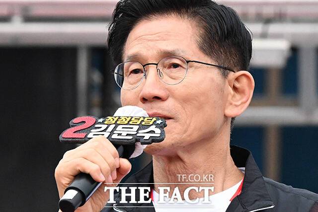 특히 고향인 경북 영천에서 "어머님이 늘 생각이 난다"라며 울먹이는 등 유세 현장에서 몇차례 눈물을 보였다. /영천=남윤호 기자