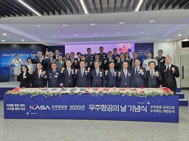 경남 사천에서 개최된 제1회 우주항공의 날 기념식 단체 사진.