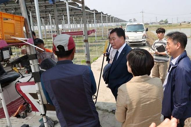 김산 군수가 영광군 염산면 영농형 태양광을 방문해 주민들과 얘기를 나누고 있다. 무안군 제공