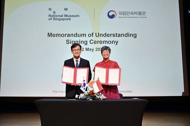 장상훈 국립민속박물관 관장(왼쪽)이 지난 22일 싱가포르 화족문화센터에서 청메이쿤(Chung May Khun) 싱가포르 국립박물관과 문화교류 업무협약을 체결하고 기념촬영하고 있다. 국립민속박물관
