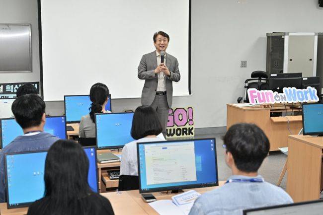 김이강 광주 서구청장이 26일 서구청 정보화교육장에서 열린 생성형 AI 및 RPA 실무 프로젝트 성과를 혁신부서 중심으로 공유하여 전 부서 확산 기반 마련을 위한 'Fun-On-Work(펀온워크) 개발 AI 프로젝트 확산 교육'에서 격려말을 하고 있다. 광주 서구 제공