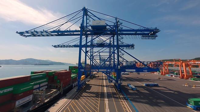 As the United States moves to curb reliance on Chinese-made port cranes over national security concerns, South Korean manufacturers are positioning themselves to capture a growing share of the American market. /HD Hyundai